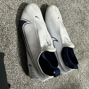 Size 11.5 football cleats